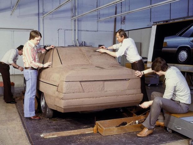 你信么？30年前的“小虎头”奔驰E级，至今还有人念念不忘