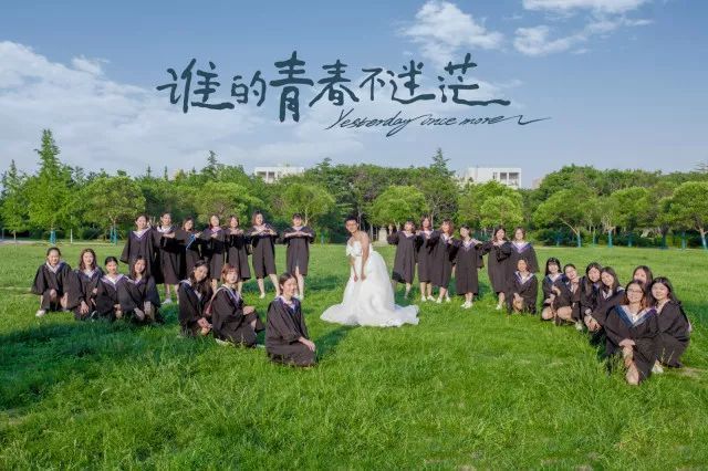 有种毕业照叫“人生赢家”，独苗男生成“新娘”，49个女生伴新郎