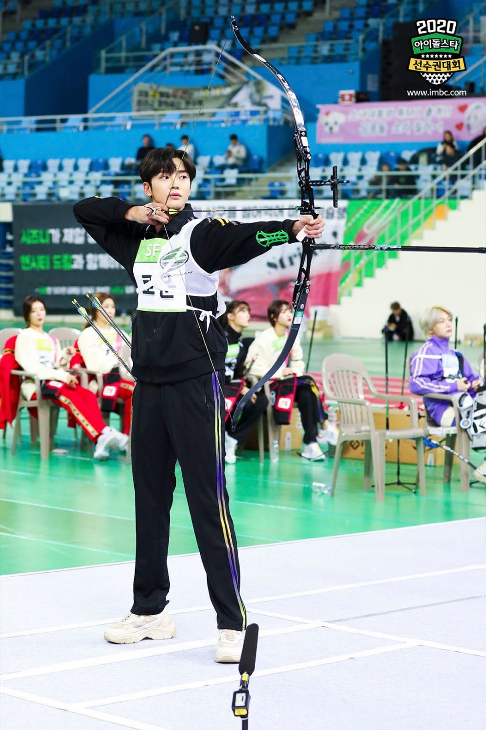 《偶像运动会》路云不会Wink睁着双眼射箭，依旧能正中红心