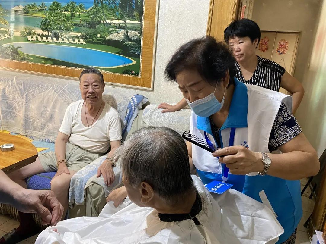 我为群众办实事维修自来水管道,修缮路灯办实事点亮居民放心路