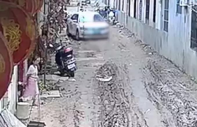 小孩蹲路中间玩被卷入车底动画,4岁女孩蹲着玩耍被卷车底