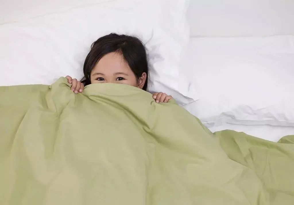 如何预防小孩睡觉踢被子,小孩老是踢被子睡是热吗