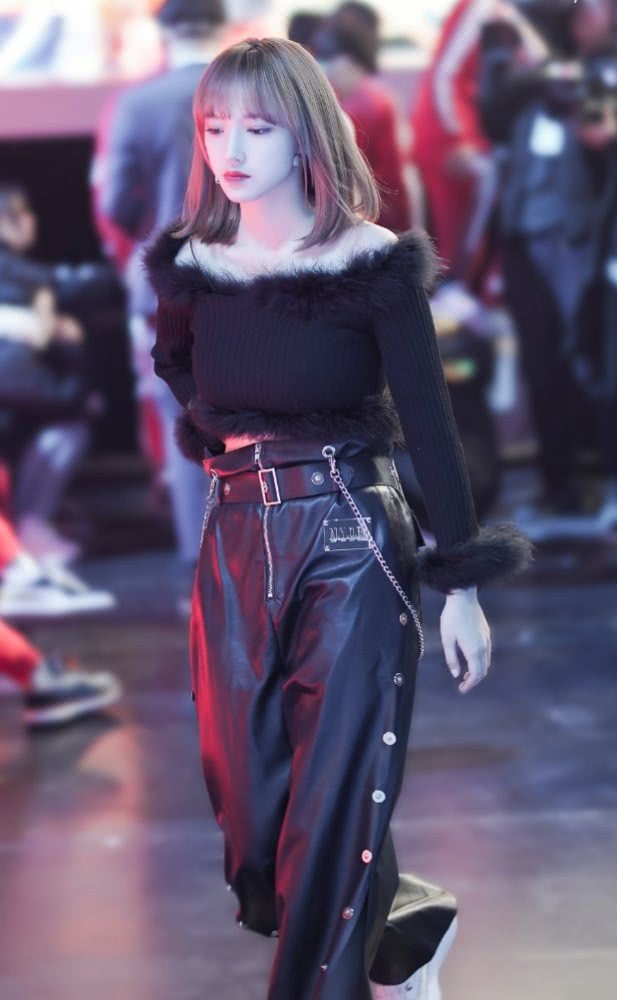 程潇腿粗时的穿搭,程潇腿不粗怎么能一人撑起一个团