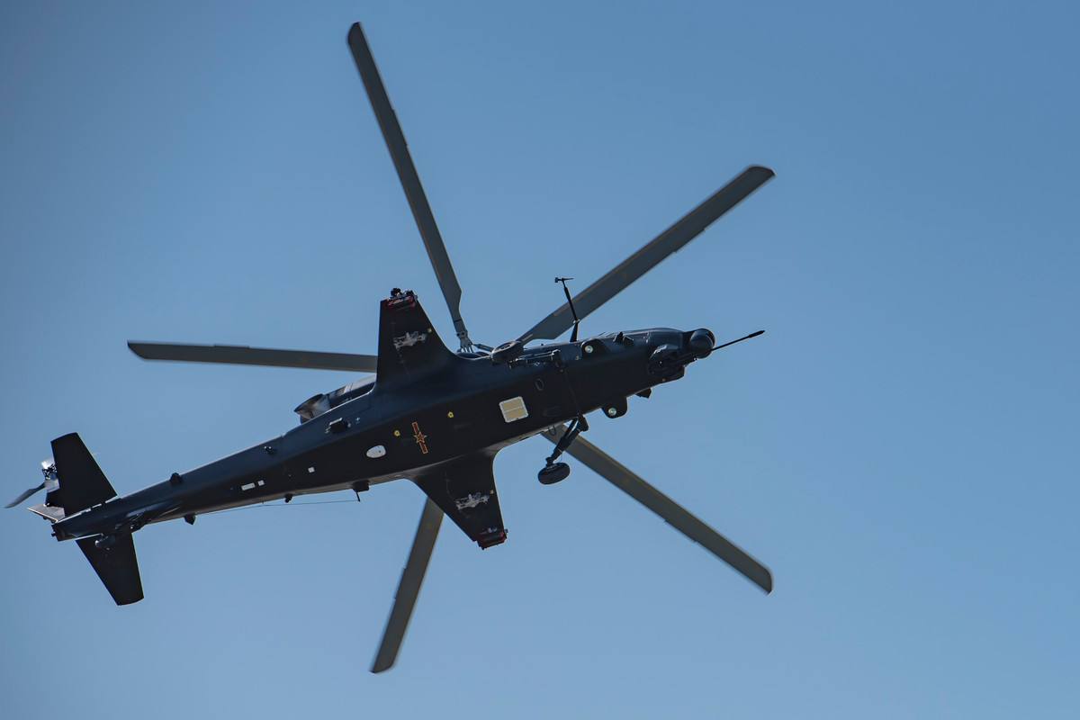 直升机螺旋桨的叶片是水平的吗,直升机螺旋桨两片桨叶