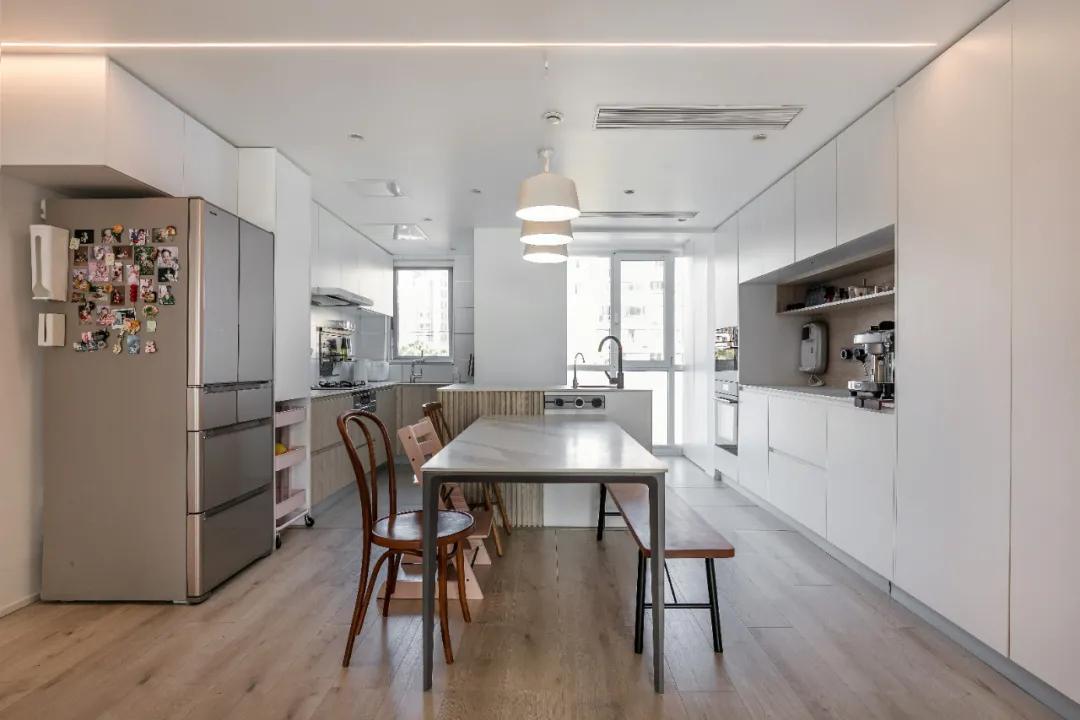 100平现代简约阳台装修风格,125平带阳台简约温馨装修风格