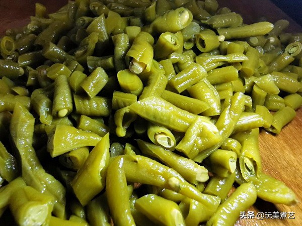 酸豆角怎么弄才好吃,酸豆角腌咸了要怎么变淡的