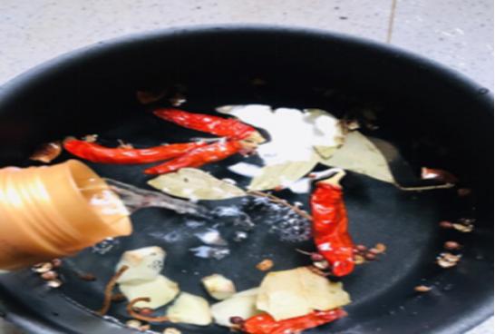 鹅蛋腌好后蛋清有一层黑膜,教你家常腌鸡蛋鹅蛋