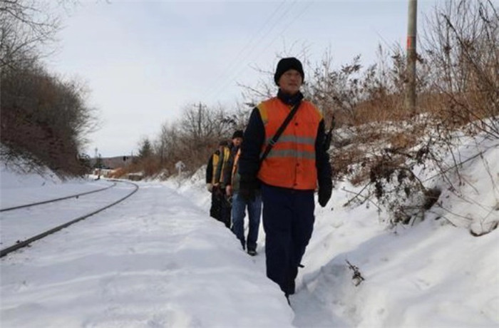 新春走基层风雪中的温暖守护,新春走基层坚守冰雪保供电