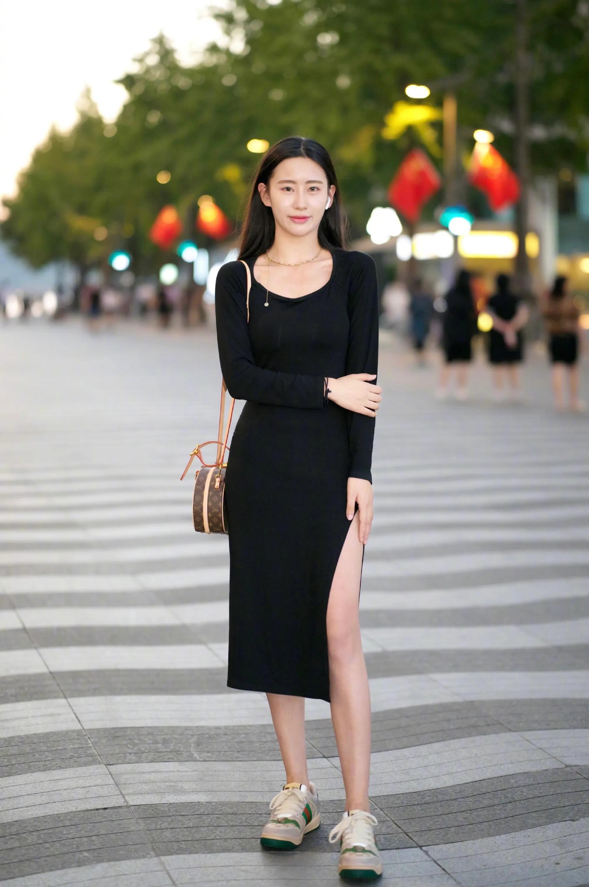 lv包时尚穿搭,lv棋盘格女包中号街拍