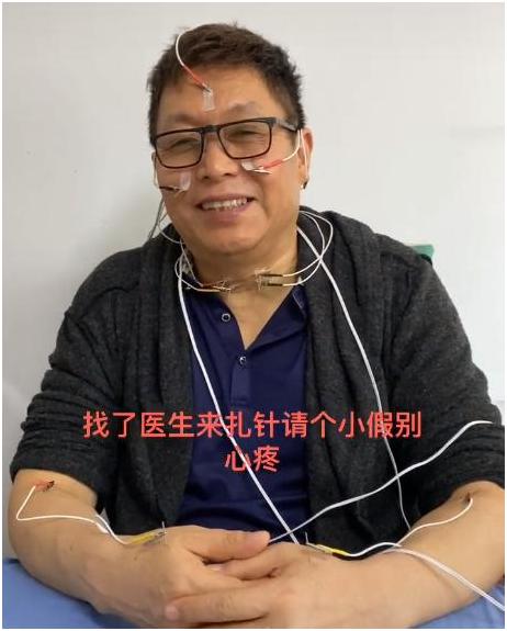 曾离婚两次，61岁王为念刚做完电灸就和美女跳舞，并直呼身体很好