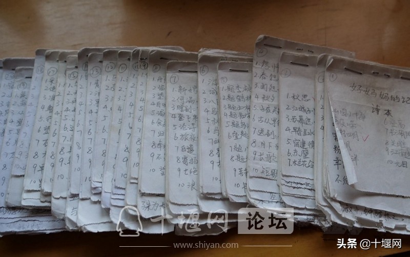 超市小票承载着妈妈的爱!十堰母亲为孩子手抄近千首诗词登央视