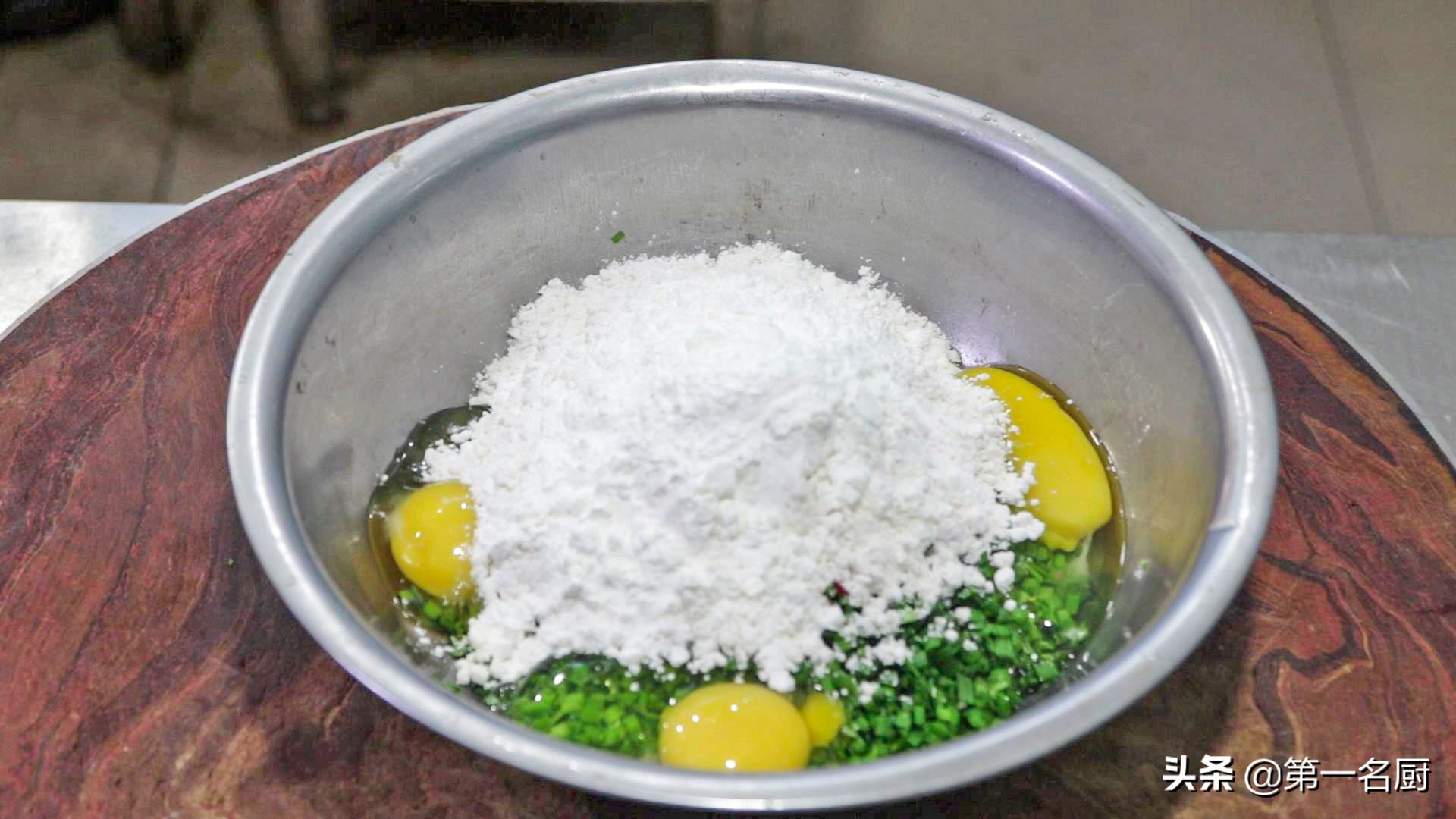 韭菜鸡蛋饼的家常做法简单又好吃,韭菜鸡蛋饼的新吃法视频教程