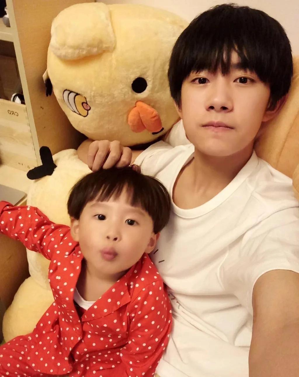 易烊千玺权志龙同款鞋,易烊千玺权志龙造型