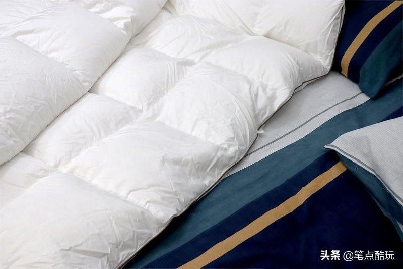 冬天里的轻薄暖被窝:网易严选95%白鹅绒冬被,保暖不闷睡得香