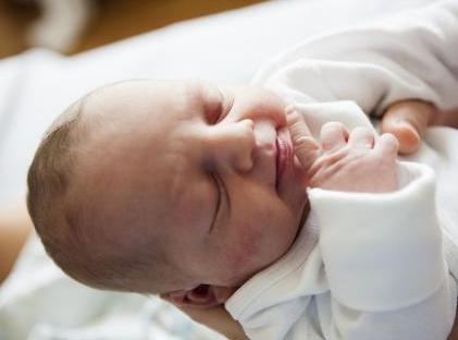 女婴刚出生5天来了例假,生完宝宝第一次来大姨妈症状