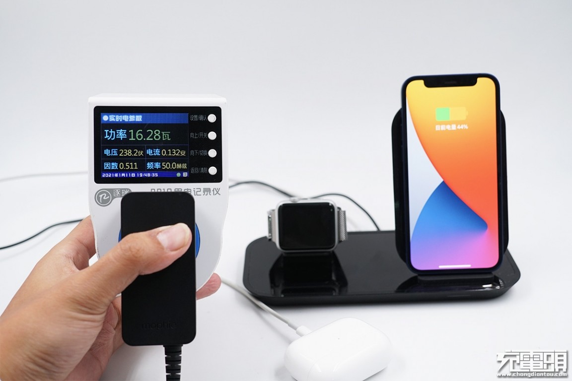 mophie二合一无线充电底座,mophie推出四合一无线充电器