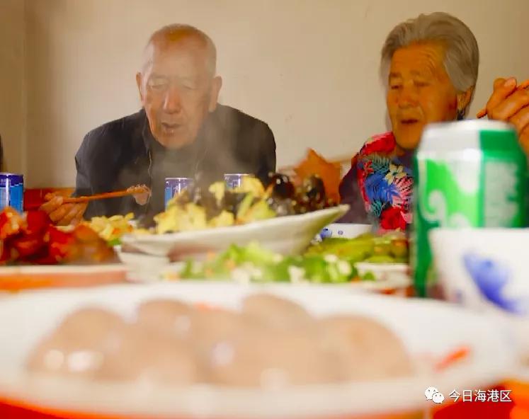 中秋节月圆之时家人团聚吃月饼,月圆人团圆不用等待的团聚更美味