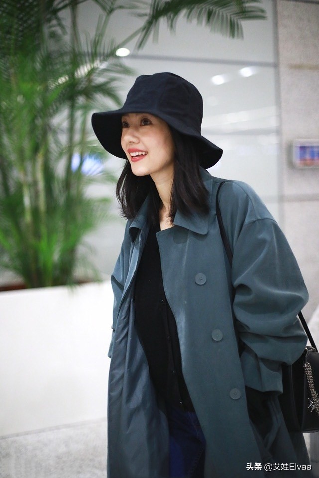 高圆圆现身街头穿白裙露香肩,高圆圆最新穿牛仔裤现身机场图片