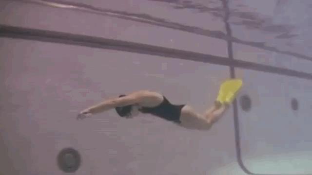 自由泳腿部内旋训练,如何提升自由泳打腿频率