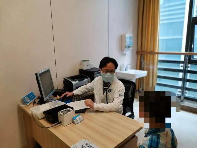 5岁男童早上起床后一直咳嗽,开学后发烧咳嗽