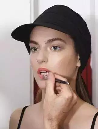 速学化妆上哪里学,化妆步骤初学者七个必备彩妆