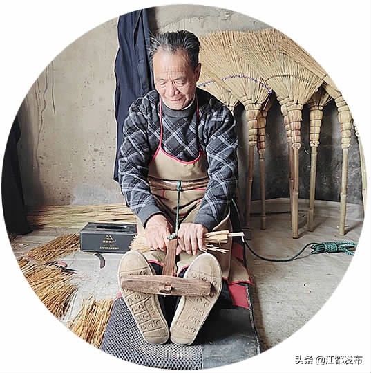15道工序扎一把笤帚！江都水乡小纪镇，这对老夫妇53年“艺不离手”