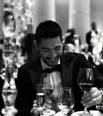 高以翔灵堂外有人售花敛财，还有人线上集资，经纪公司紧急发声明