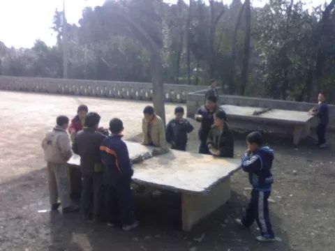 小时候没有暖气过冬视频,小时候没有空调的夏天都怎么过