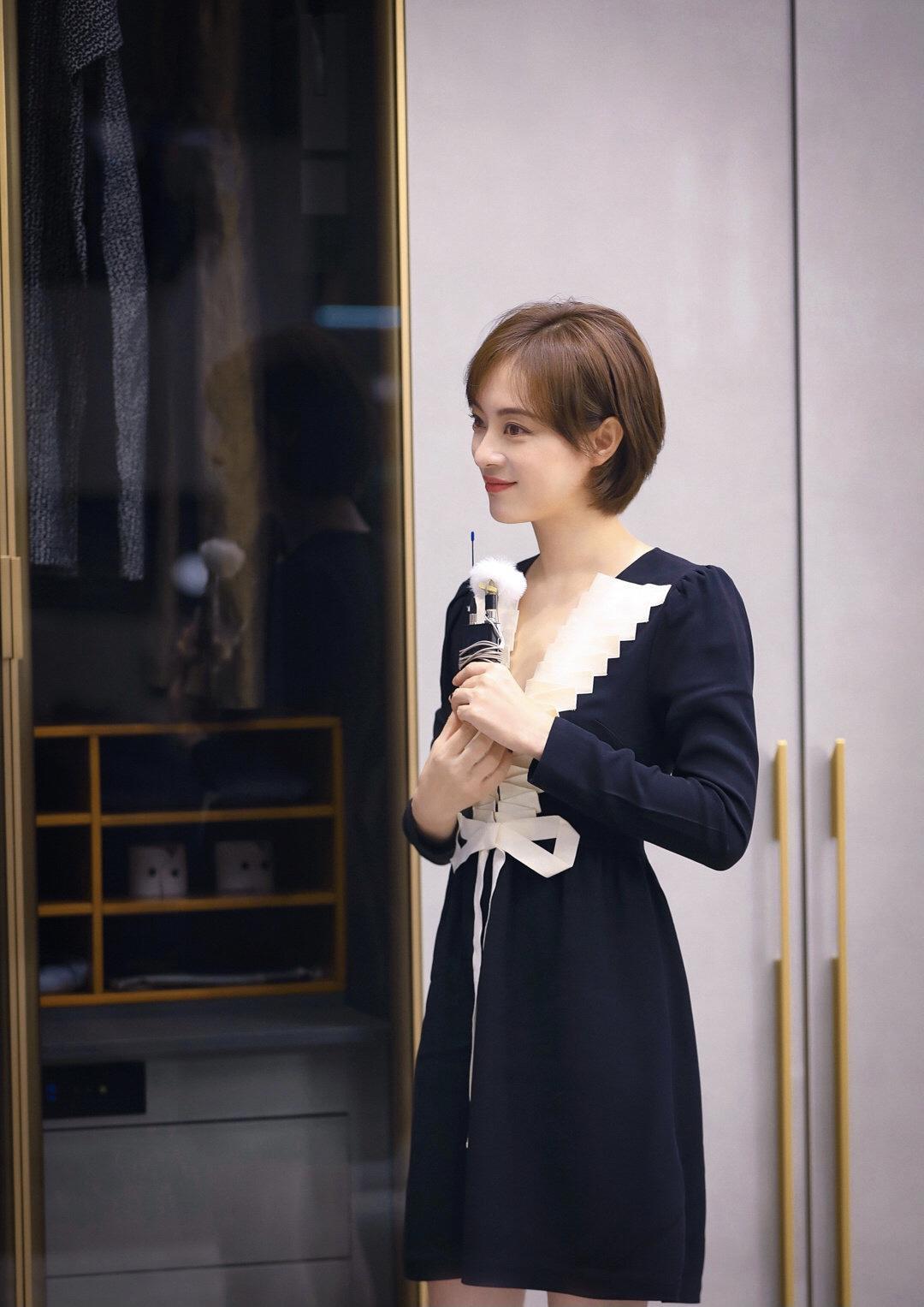 孙俪穿搭减龄半身裙短发长腿,孙俪的新发型减龄又甜