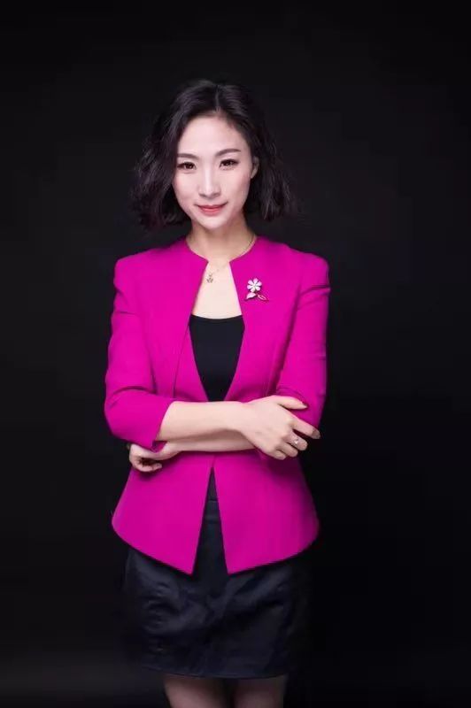 记者节将镜头对准自己,记者节留住我们自己的镜头