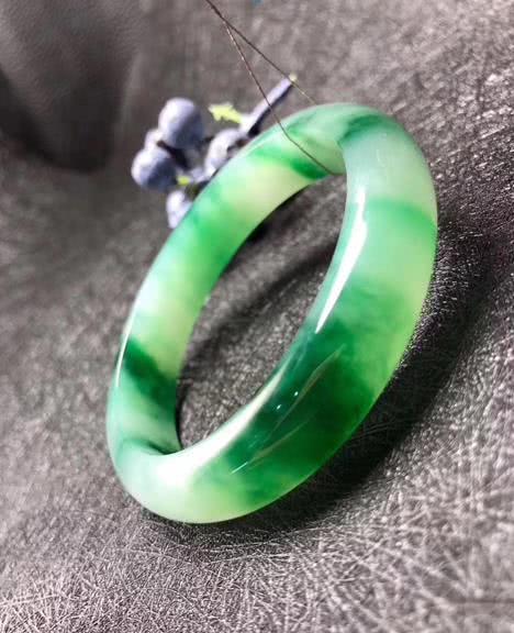 为什么女人喜欢黄金手镯,为什么女人偏爱手镯