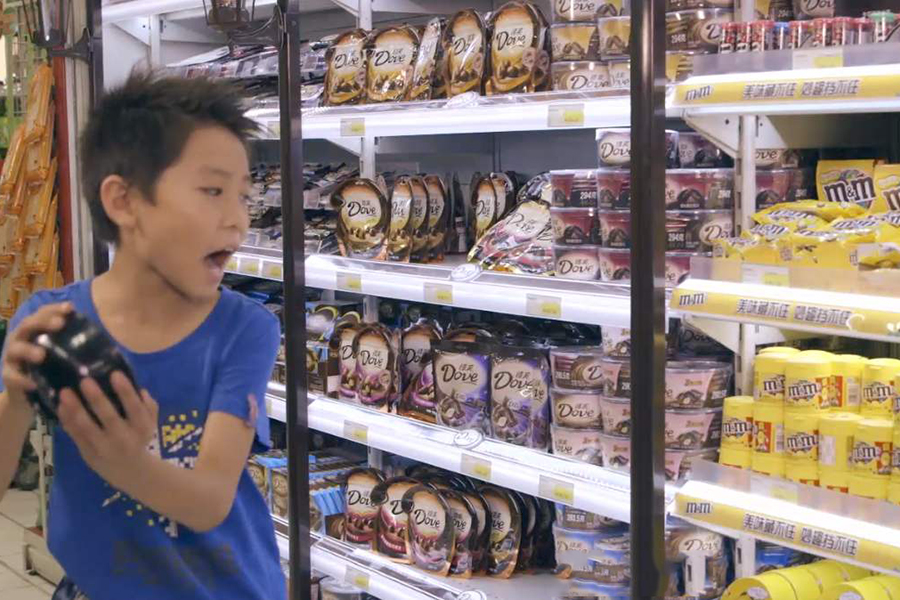 小孩超市偷东西被家长教育,小孩偷吃商店里的零食怎么处理