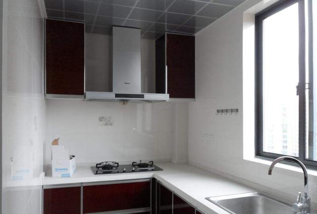 厨房吸油烟机有油污,油烟机使用了厨房还是到处有油污