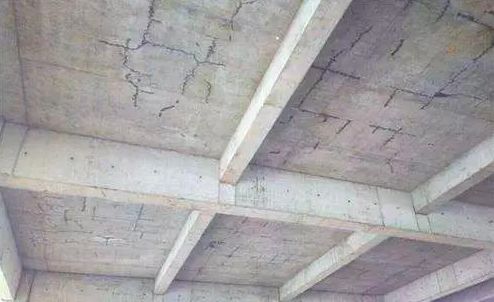 混凝土地面开裂什么原因,混凝土房顶开裂的原因和处理方案