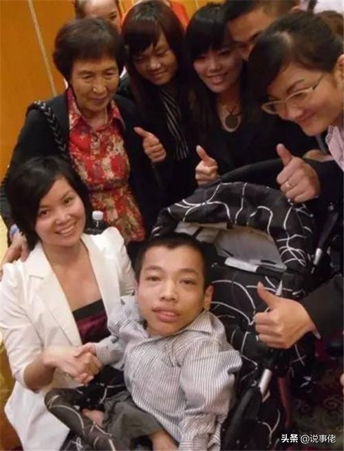 他身高不足1米，却身价上亿，娶1米7的秘书为妻，如今怎样