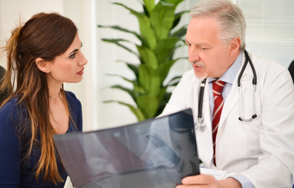 中老年女性膝盖疼痛吃氨糖有用吗,老年人膝盖老化疼痛吃氨糖管用吗