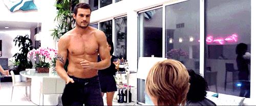 35岁的他登上中国版《时尚先生》封面,长得确实很帅