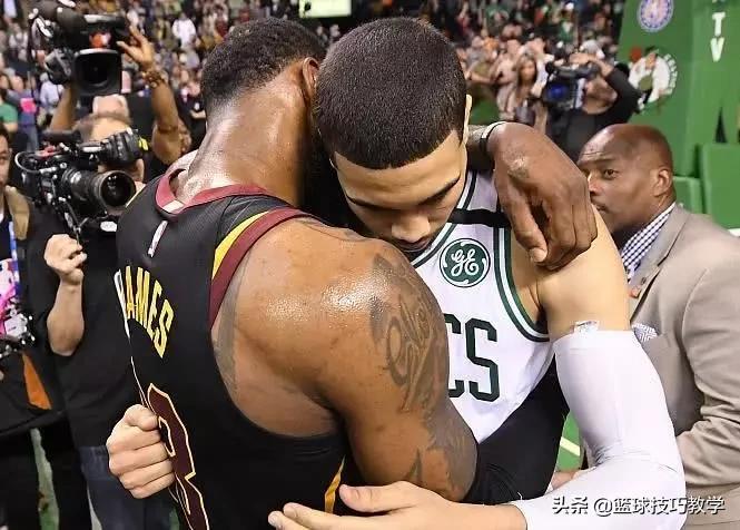 优质领袖,为了能够一起训练,1.42亿先生为全队买了篮球架