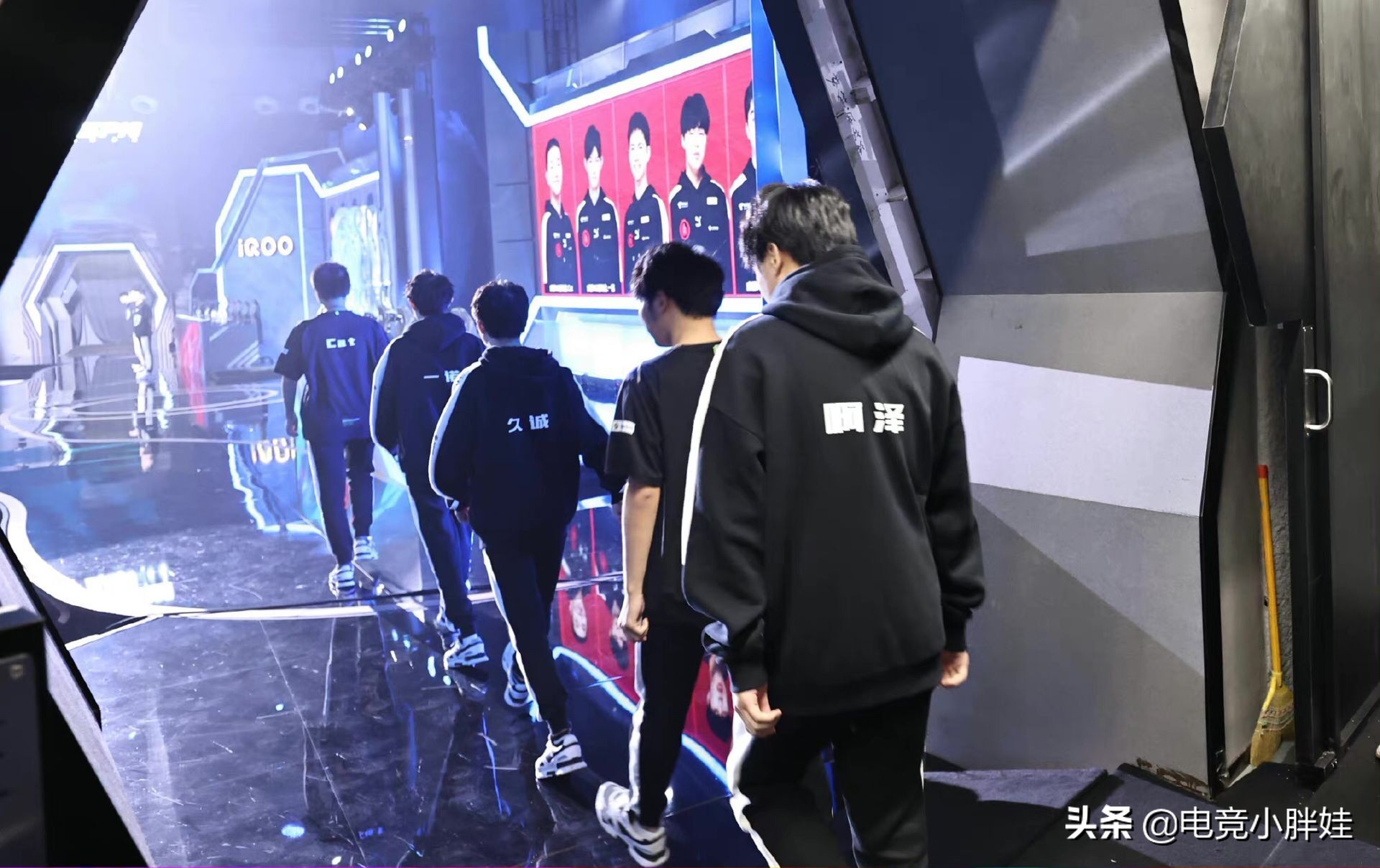 AG久诚被下放到二队,笑影重回首发,网友:笑影故意卖惨效果真好