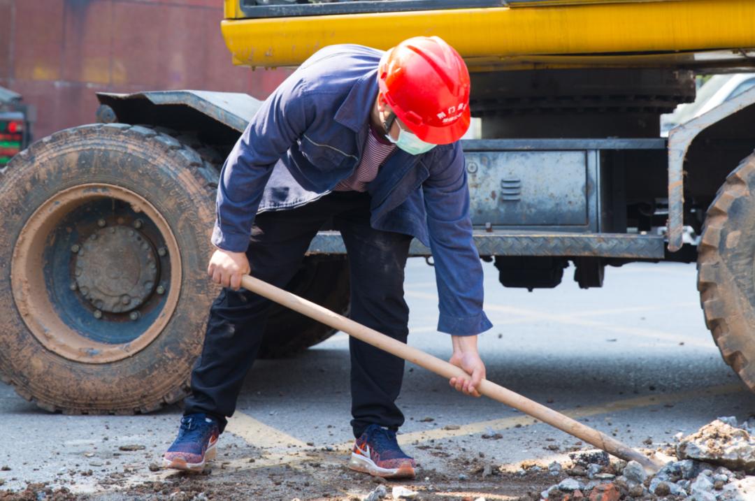 萤萤之光,点亮荆城!今天,向荆门这群平凡岗位上的劳动者致敬