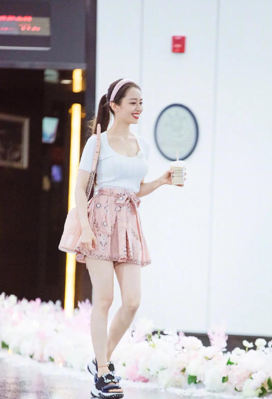 吉娜穿运动衣搭红色包,吉娜一字肩配什么衣服