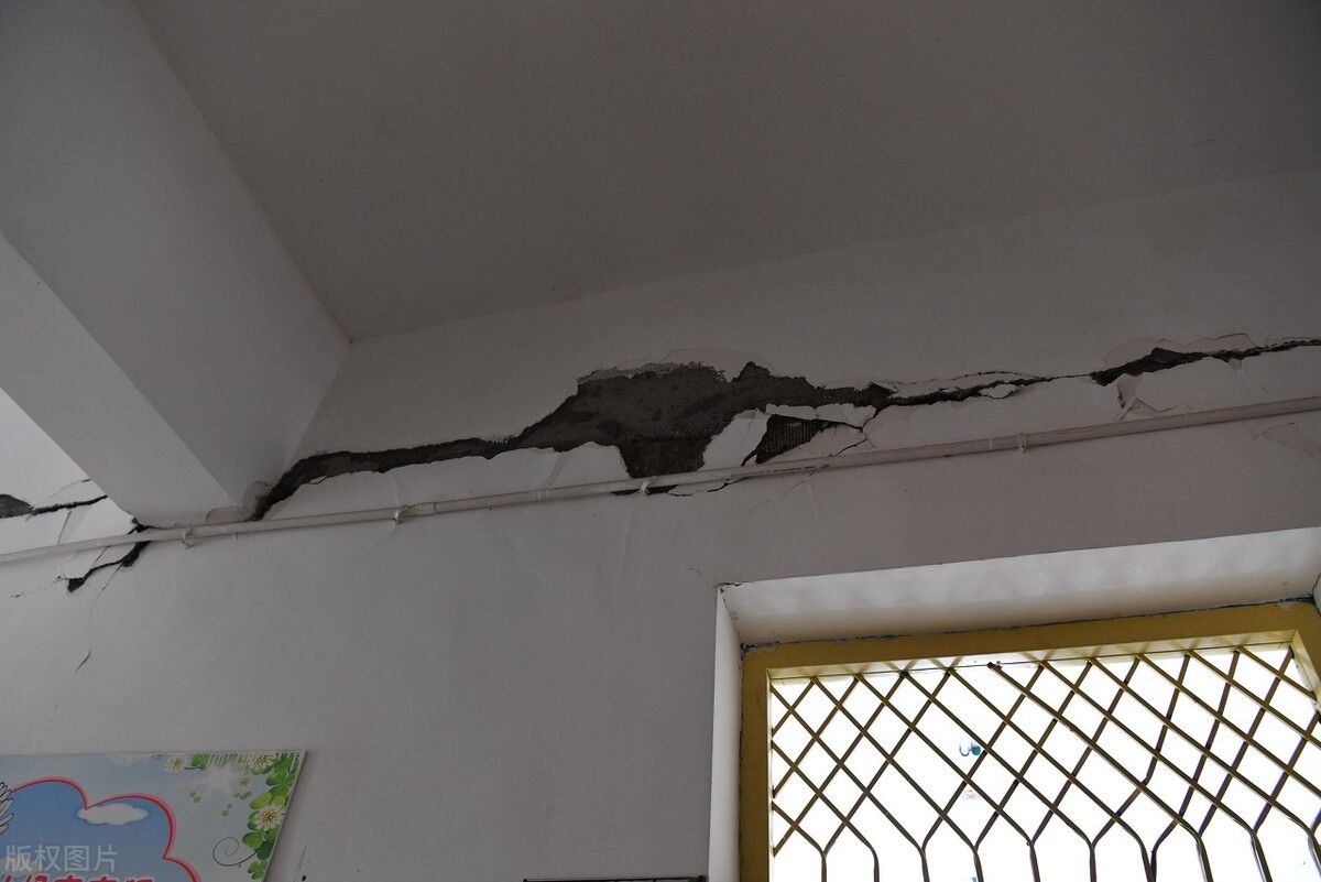 二楼阳台开裂了如何补救,农村建房阳台飘出1.5米违法吗