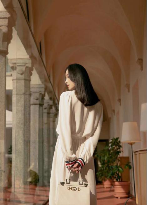 倪妮又有“小心思”？一身白裙简约复古，气质拿捏得足足的