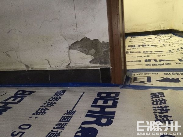 墙纸发霉撕下后墙壁有霉斑,气候潮湿墙纸发霉严重怎么办