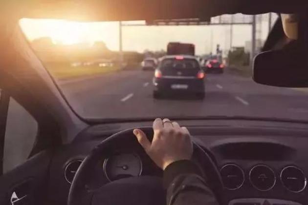 车行驶到半路突然没油了怎么办,汽车半路突然没油视频