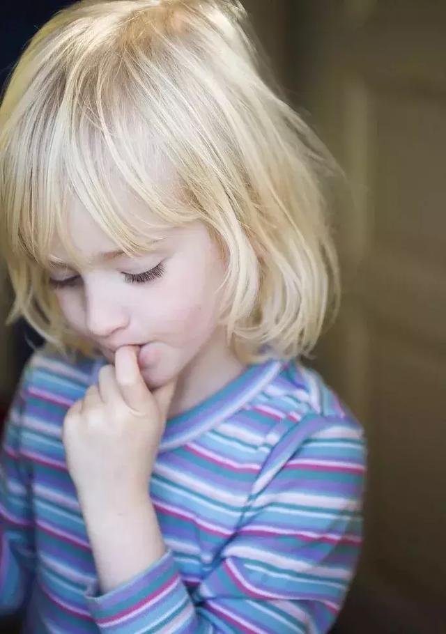 孩子上幼儿园后爱吃手怎么办,小孩上幼儿园老是吃手怎么办