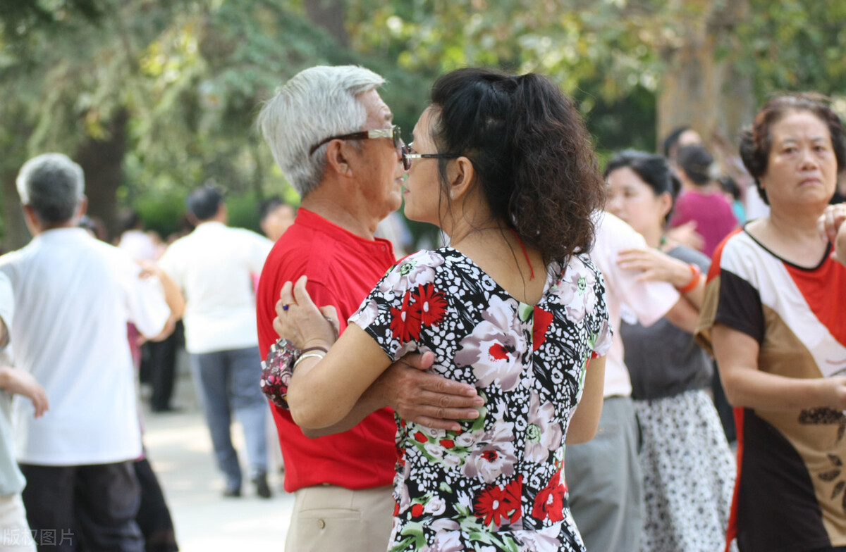 儿子嫌弃我们老不正经，我这样回复他