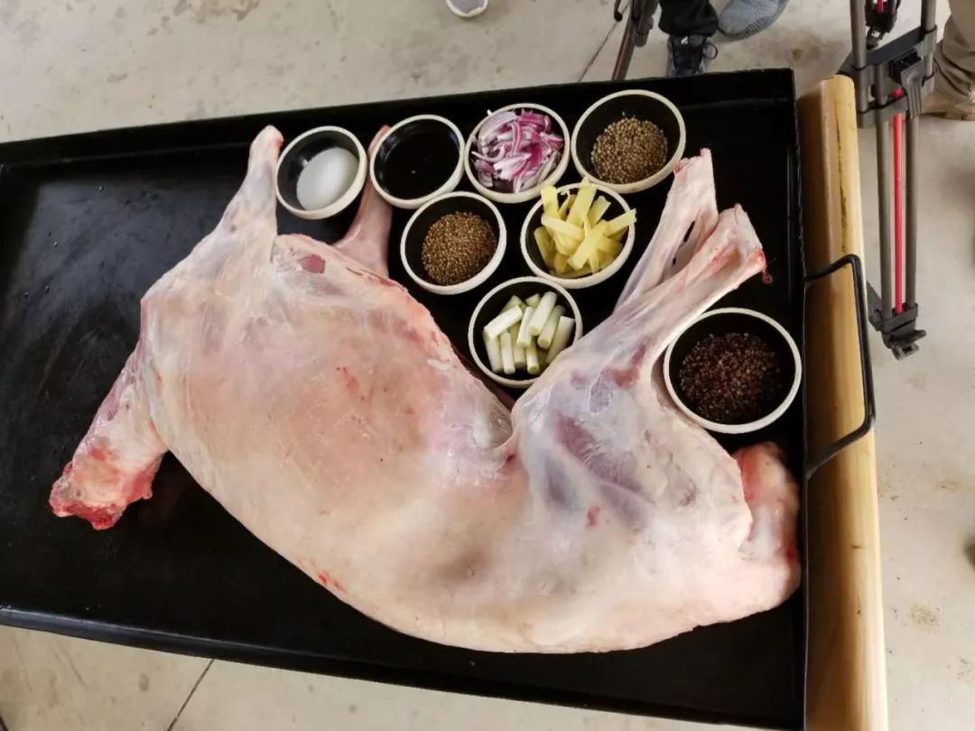 民勤烤全羊,在民勤沙漠烤全羊