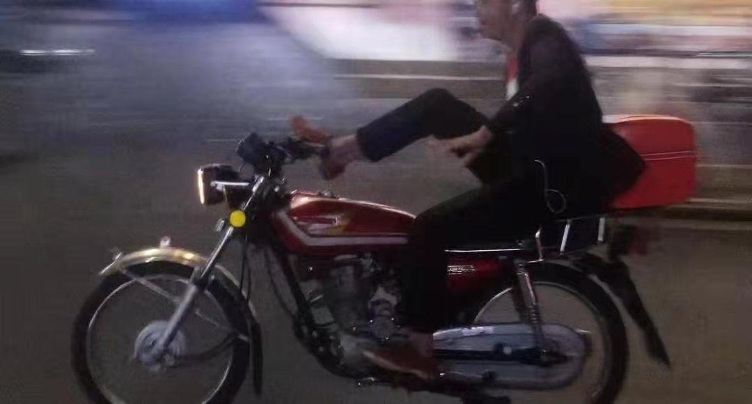 最牛飞机仔用脚开摩托，一条街人都惊惊滴，钦州网友看看