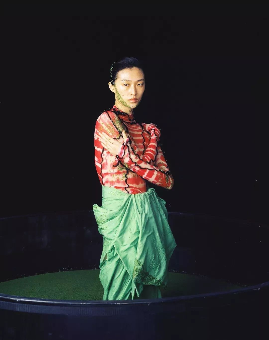 终于,它从街头走上了T台